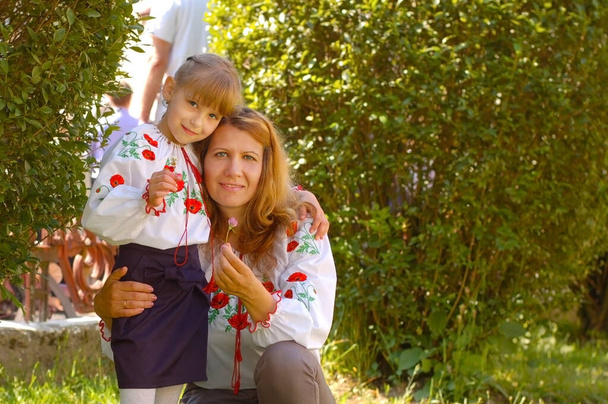 Äiti ja tytär Ukrainan puvut koulun lähellä. He ovat onnellisia, koska loma alkaa - Valokuva, kuva