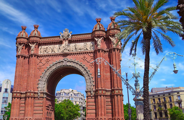Der Triumphbogen in der Stadt Barcelona in Katalonien, Spanien. - Foto, Bild