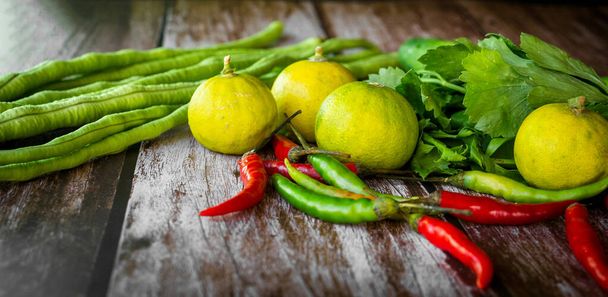 Сбор овощей на деревянном фоне, зеленый салат из папайи
 - Фото, изображение