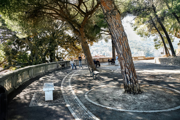 SANREMO, ITALIA - 13 SETTEMBRE 2019: Piazza con alberi, nicchie e persone sedute - Foto, immagini