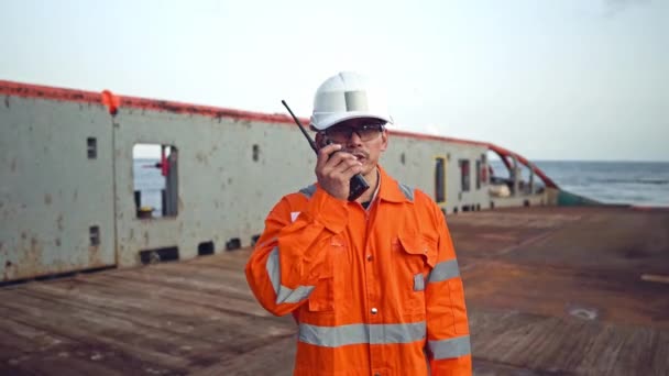 Officier de pont philippin sur le pont du navire ou du navire, portant un équipement de protection individuelle EPI - Séquence, vidéo