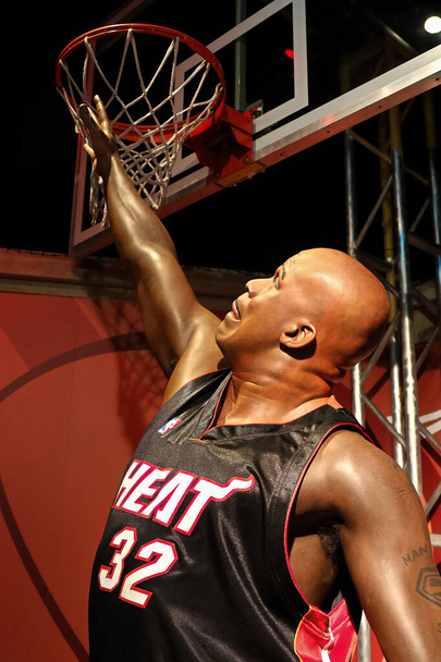 LAS VEGAS, NV/USA - Nov 05, 2011: A waxwork of  Shaquille O'Neal  on display at Madame Tussauds wax museum in Las Vegas.Frequently referred to simply as "Shaq", he is an American professional basketball player, rapper and actor.  - Фото, изображение