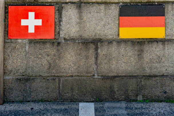 El cruce fronterizo de Suiza a Alemania con banderas y línea en el puente de Laufenburg
 - Foto, Imagen
