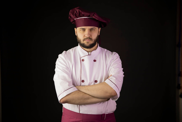 Portret poważnego brodatego kucharza kucharza w mundurowych skrzyżowanych rękach patrzącego w kamerę - Zdjęcie, obraz