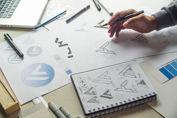 グラフィックデザイナーの開発プロセス図面スケッチデザイン創造的なアイデアは、ロゴ製品商標ラベルブランドアートワークを草案します。グラフィックデザイナースタジオコンセプト. - 写真・画像