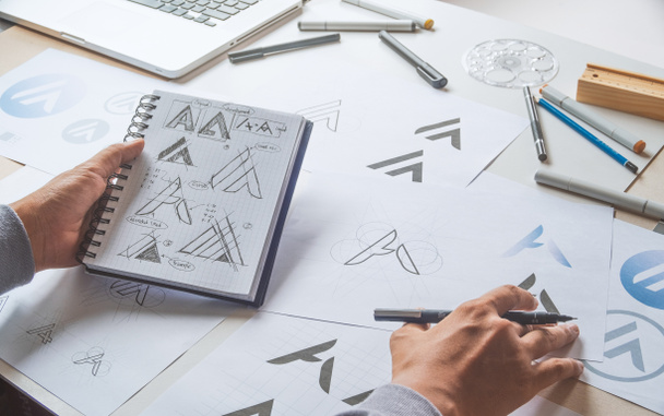 Diseño gráfico desarrollo proceso dibujo bosquejo diseño creativo Ideas proyecto Logotipo producto etiqueta marca arte. Estudio de diseño gráfico Concept. - Foto, imagen