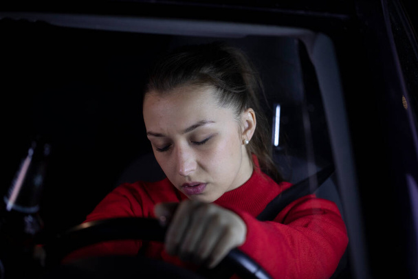 Unavená žena usnula za volantem auta po dlouhé těžké cestě, při řízení opatrnosti - Fotografie, Obrázek