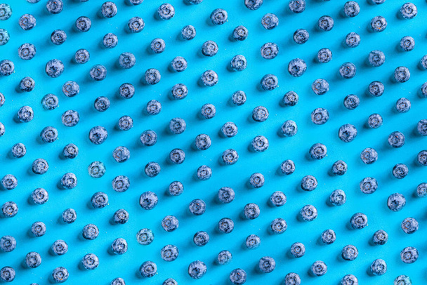 Patrón de bayas de verano, arándanos sobre fondo azul, vista superior plana
  - Foto, imagen