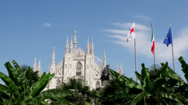 MILAN, ITALIË 7-15-2019: Duomo di Milano of Milaan kathedraal in Milaan, 4K - Video