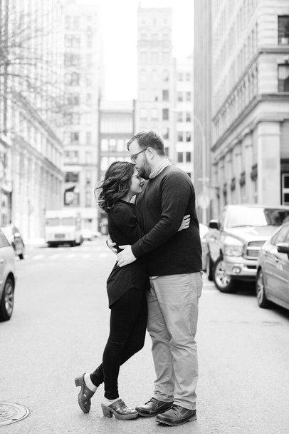 都市部で手を取りキスをする男と女 - 写真・画像