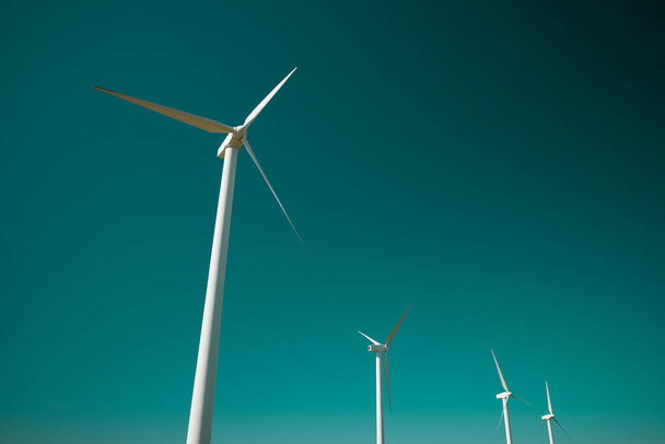 Ветряные турбины для производства электроэнергии, провинция Сарагоса, Арагон в Испании. - Фото, изображение