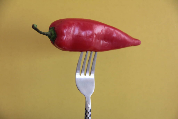 červená paprika ve vidličce na černém pozadí - Fotografie, Obrázek