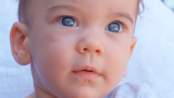 Nahaufnahme Porträt von 6 Monate Baby Boy Gesicht. Konzept der Fürsorge für Kinder und elterliche Liebe, 4k Zeitlupe - Filmmaterial, Video