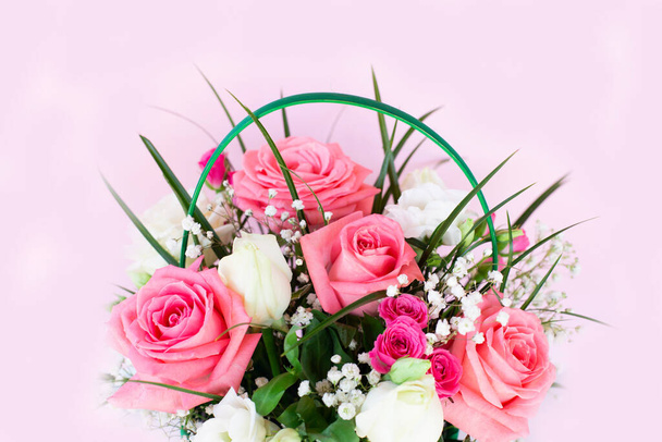 ピンクと白の花で美しい花束。バラの花の花束。誕生日、母の日、バレンタイン、女性の日、結婚式のコンセプト. - 写真・画像