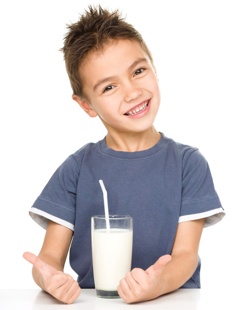 Cute boy with a glass of milk - Foto, imagen