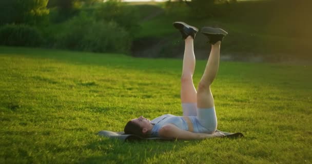 Γυμναστική δύναμη προπόνηση σωματική άσκηση γυναίκα κάνει flutter κλωτσιές - Πλάνα, βίντεο