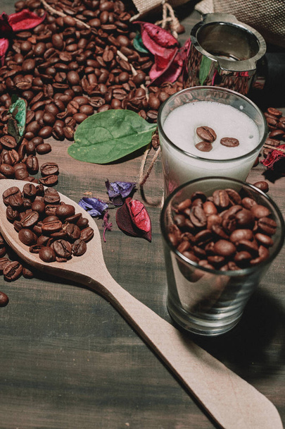 Momento de grano de café y sabor a tierra
 - Foto, Imagen