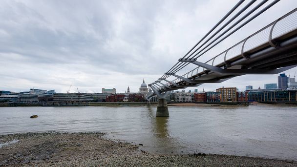 Londen, Verenigd Koninkrijk - 15 sep 2017: De Millenium voetgangersbrug is een stalen hangbrug tussen Bankside en de City of London over de Theems - Foto, afbeelding