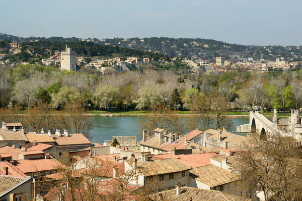 Vue sur la commune Villeneuve-les-Avignon et la Tour de Philippe la Foire en face de la rivière Phone depuis Avignon, France - Photo, image