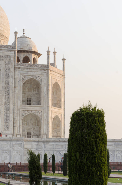 Agra, India - 5 maggio 2015: I turisti passeggiano nei giardini intorno all'iconico mausoleo nel complesso Taj Mahal, Agra, India - Foto, immagini
