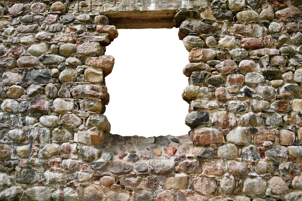 Dziura w starożytnej kamiennej ścianie, odizolowane teksturowane tło, przestrzeń kopiowania. - Zdjęcie, obraz