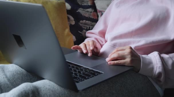 İş adamı elleri dizüstü bilgisayar klavyesinde 4K Hands dokunarak bulut veri ağı sosyal medya, tablet bilgisayarda çalışan iş kadını, klavye 4K üzerinde insan eli uzatıyor - Video, Çekim