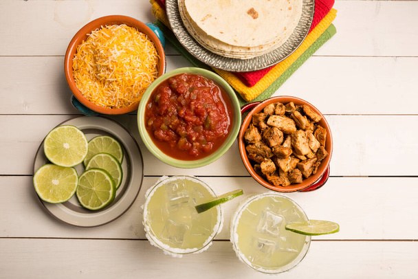 Tatil yemeği ve Tacos ve Margarita ile kutlama. - Fotoğraf, Görsel