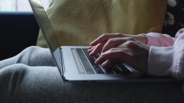 İş kadını profesyonel kullanıcı ellerinin dizüstü bilgisayarda klavye kullanarak bilgisayar başında oturması bilgisayar yazılımları uygulamaları teknoloji konseptiyle online çalışması, yan görünümü kapatması. - Video, Çekim