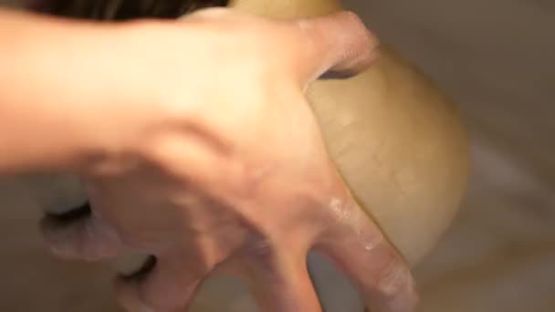 Proceso de formación de arcilla con las manos - Metraje, vídeo