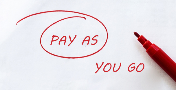 bílý papír s textem PAY AS YOU GO na bílém s červeným znakem - Fotografie, Obrázek
