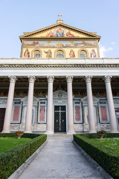Παπική Βασιλική του Αγίου Παύλου έξω από τα τείχη ή San Paolo, μέσω Ostiense, Ρώμη, Ιταλία; μία από τις μεγαλύτερες και αρχαιότερες εκκλησίες του Χριστιανισμού, ξαναχτίστηκε τον 19ο αιώνα μετά από μια πυρκαγιά - Φωτογραφία, εικόνα