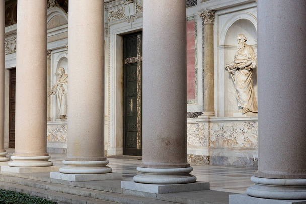 Bazylika św. Pawła za murami lub San Paolo, via Ostiense, Rzym, Włochy; jeden z największych i najstarszych kościołów chrześcijańskich, odbudowany w XIX wieku po pożarze - Zdjęcie, obraz
