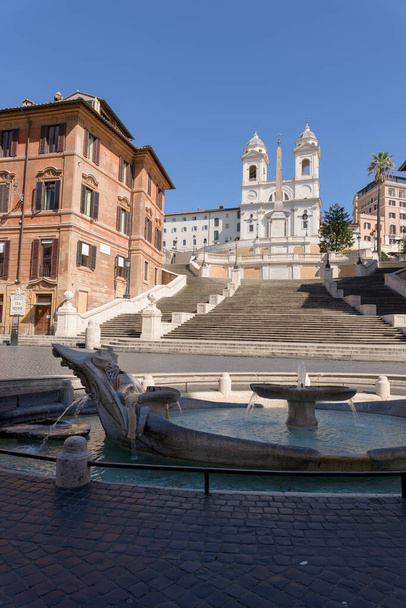Roma, İtalya - 12 Mart 2020: İtalya 'nın Roma kentinde ülke çapında koronavirüs salgınının yol açtığı hapsetme tedbirleri sonrasında İspanyol Merdivenlerinin popüler turistik bölgesi terk edilmiş görünüyor. - Fotoğraf, Görsel