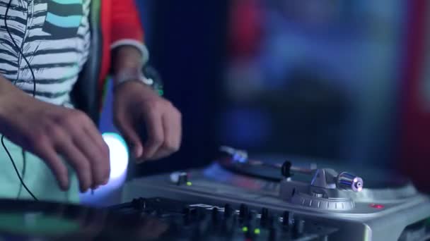 DJ gra muzykę, zbliżenie - Materiał filmowy, wideo