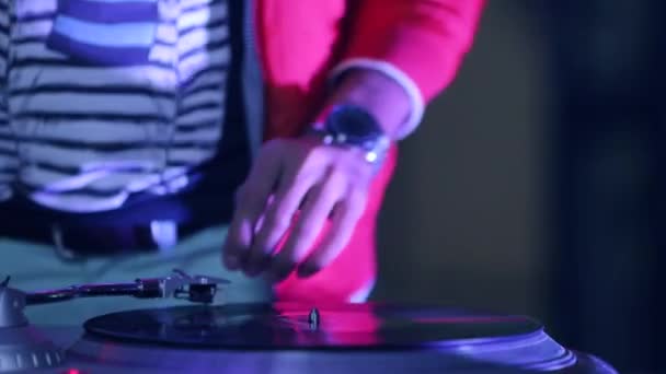 DJ játszik egy zenét, közelről - Felvétel, videó