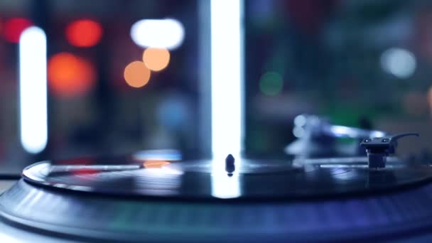 DJ, gramofon winylowy, zbliżenie - Materiał filmowy, wideo