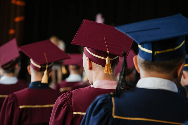 Grupa świeżych absolwentów uczelni wyższych z szat i czapki w ceremonii - Zdjęcie, obraz