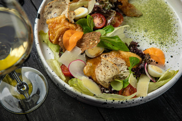 liha salaatti vihanneksia, tomaatteja, porkkanoita valkoisella lautasella - Valokuva, kuva