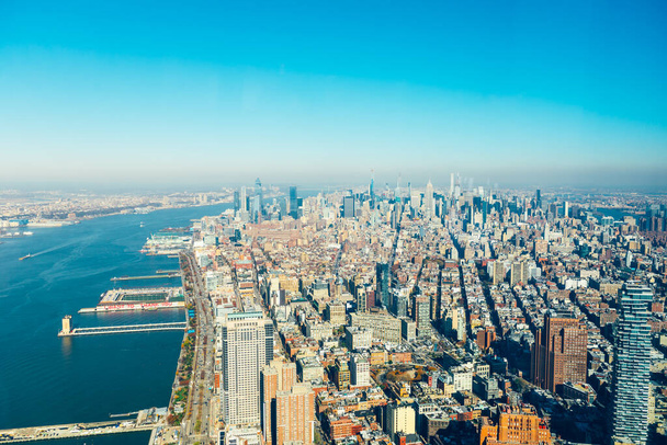 New York şehrinin gökyüzü ve Manhattan 'ın muhteşem manzarası. - Fotoğraf, Görsel