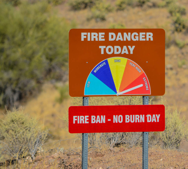 Extreme Fire Danger, απαγόρευση πυρκαγιάς στο Lake Pleasant Regional Park, έρημο Sonoran, Αριζόνα ΗΠΑ - Φωτογραφία, εικόνα