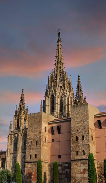 Steeples on Old Gothic Cathedral en Barcelona, España
 - Foto, imagen