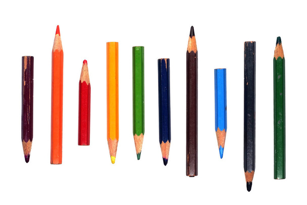 Visão de close-up de alto ângulo diretamente acima de um conjunto de lápis de cor usados antigos em diferentes comprimentos
 - Foto, Imagem