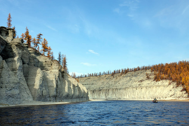 Paesaggio sul fiume siberiano taiga durante il rafting nel mese di settembre. Riverbed Moiyerocan caduta durante la discesa dalla sorgente alla bocca. Evenkia, territorio di Krasnoyarsk, Russia,  - Foto, immagini