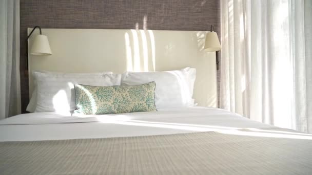 Hermoso interior de dormitorio de lujo en complejo hotelero
 - Metraje, vídeo