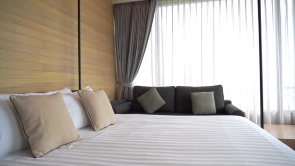 Gyönyörű luxus hálószoba belső szálloda üdülőhely - Felvétel, videó