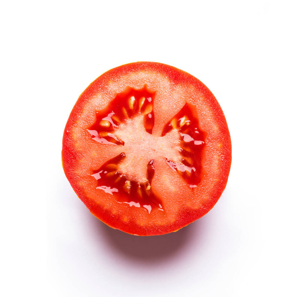 eine Tomate halbiert auf weißem Hintergrund und quadratischem Format - Foto, Bild