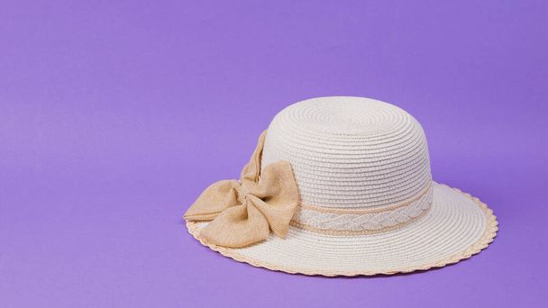 Leylak arka planında güneşten korunmak için geniş kenarlı kadın şapkası.. - Fotoğraf, Görsel