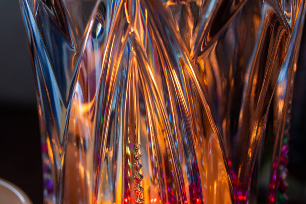 Vista macro de una superficie de jarrón de cristal, iluminada solo por una vela cercana
 - Foto, Imagen
