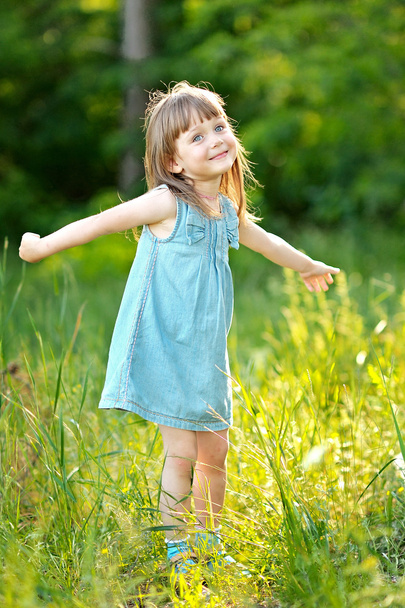 retrato de niña al aire libre en verano - Foto, imagen