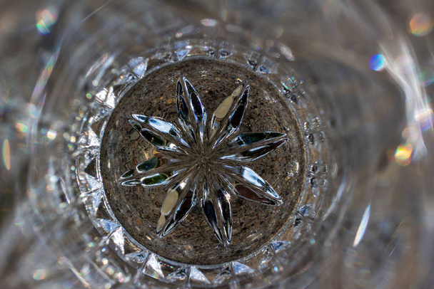 Макрохудожественная текстура абстрактный фон мерцающей свинцовой хрустальной поверхности с фрактальным дизайном звезды
 - Фото, изображение